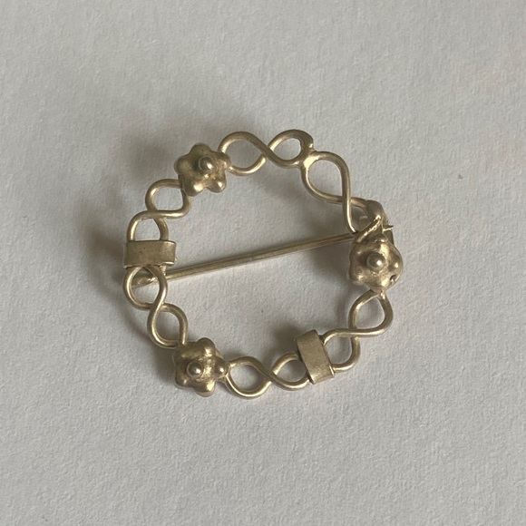 Jewelry - Elegant Silver  Floral Brooch